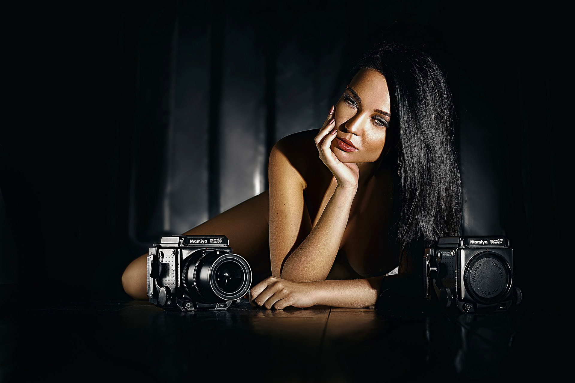 Portrait éditorial en clair-obscur avec deux Mamiya RZ67 pour un client d’Avignon