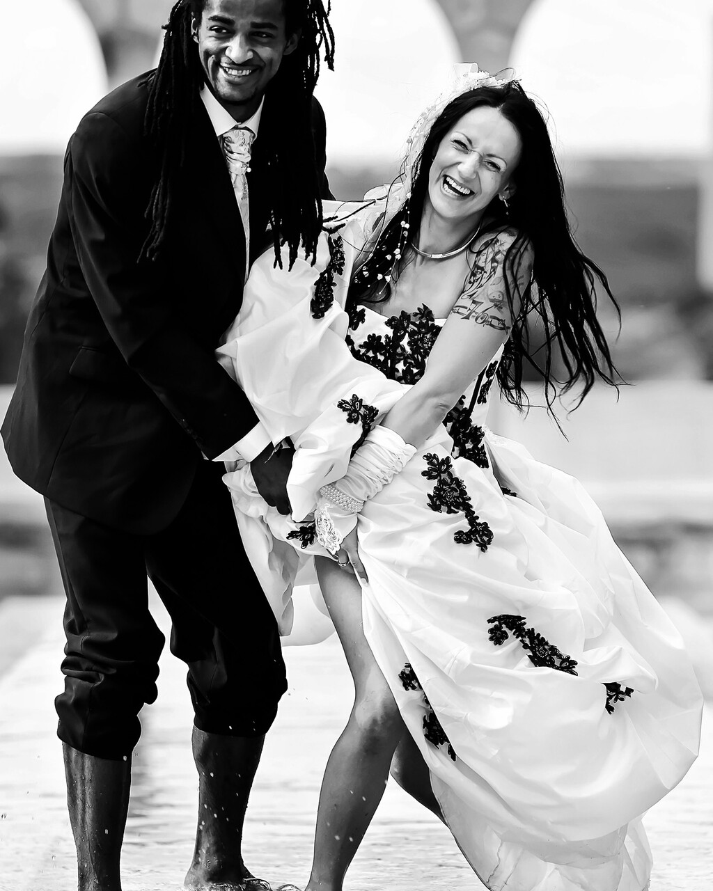 Portrait de mariée en noir et blanc avec bouquet réalisé à Avignon