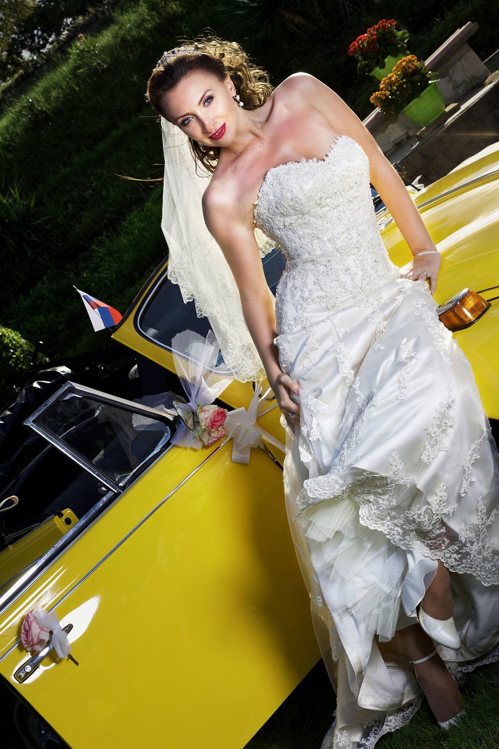 Portrait de mariée avec voiture de collection réalisé dans le Vaucluse