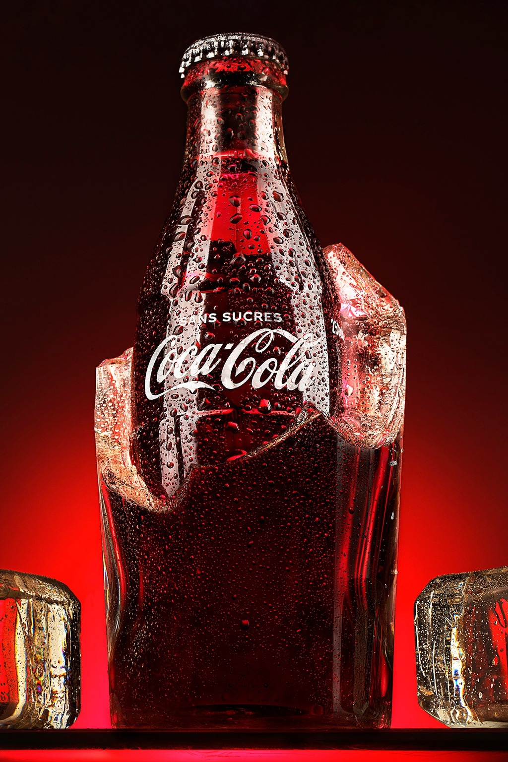 Packshot publicitaire de bouteille de soda sur glace, photographie produit en studio mobile à Avignon